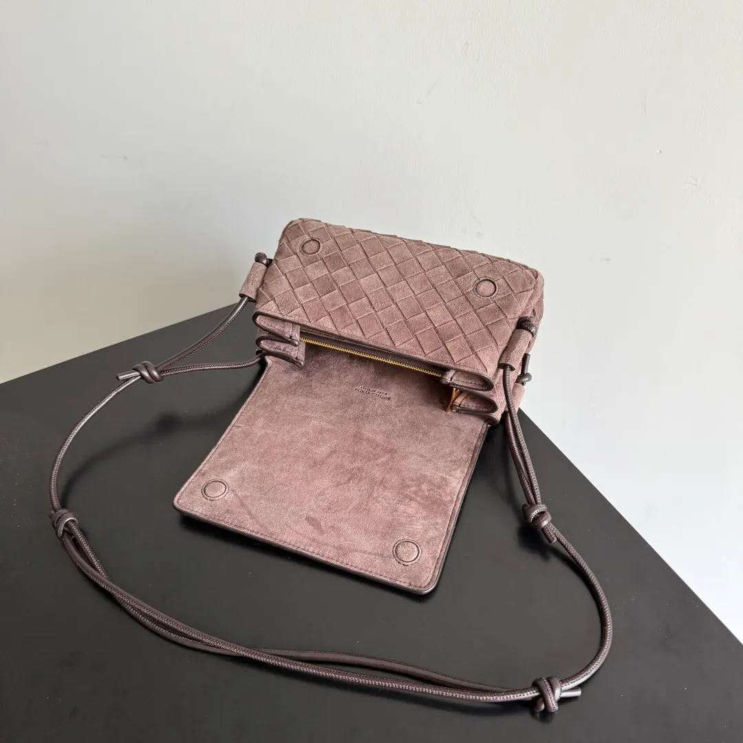 Batch 1720 Bottega Veneta’s new early spring products are here◍˃ᵕ˂◍ The super cute little bag captures my heart every time. This kind of simple little bag that can be carried on the back at any time is really convenient. The surprise of this Notturno clutch lies in the three independent spaces inside. Babies with a lot of belongings must be able to empathize with the tiredness of searching for items for a long time every time. This divided area design simply captures my heart. Style number: 843893 Size: 21*11*9cm Color: suede black and brown
